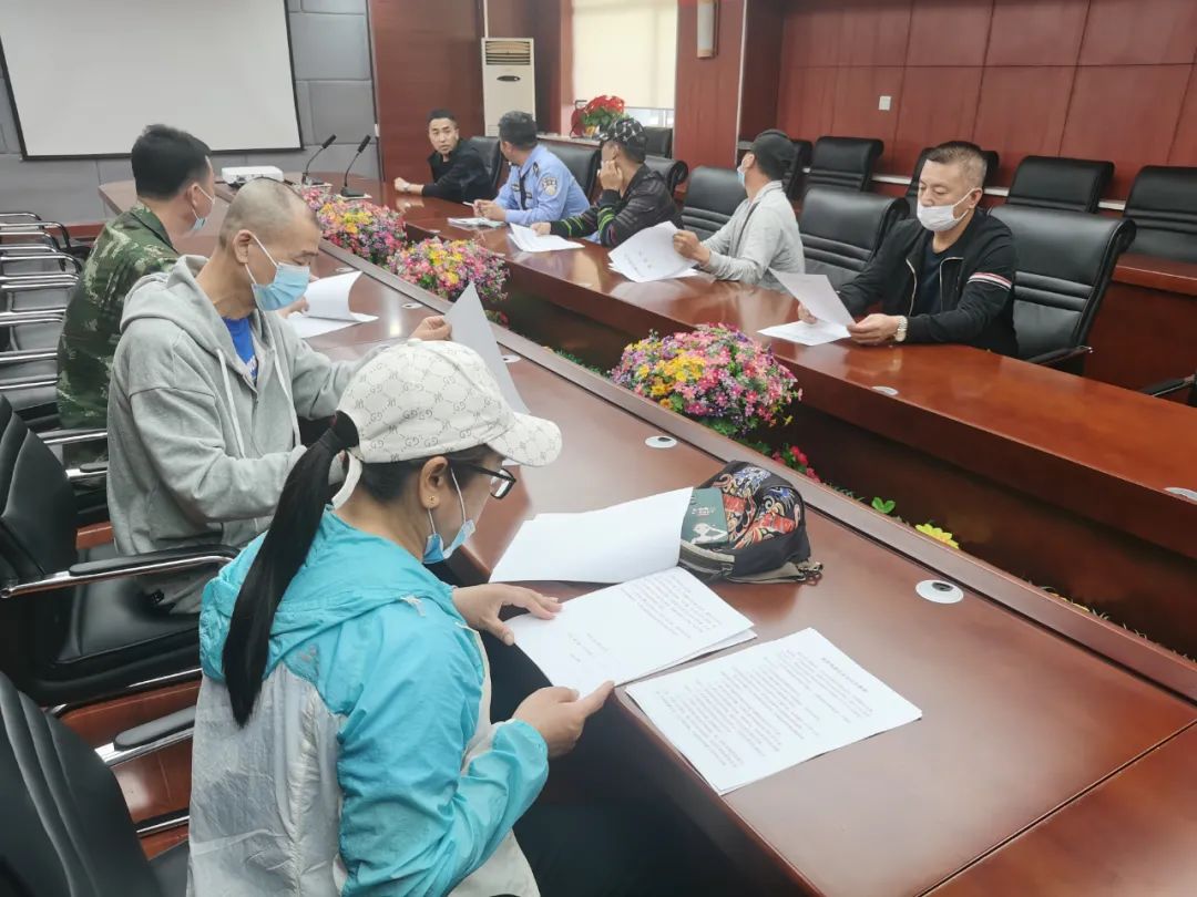 四平交管支隊(duì)鐵東大隊(duì)聯(lián)合鐵東教育局組織校車負(fù)責(zé)人、駕駛?cè)碎_展交通安全集中培訓(xùn)活動(dòng)