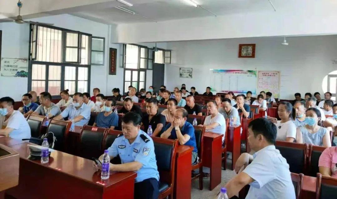 關(guān)注校車(chē)安全，沅江交警在行動(dòng)！