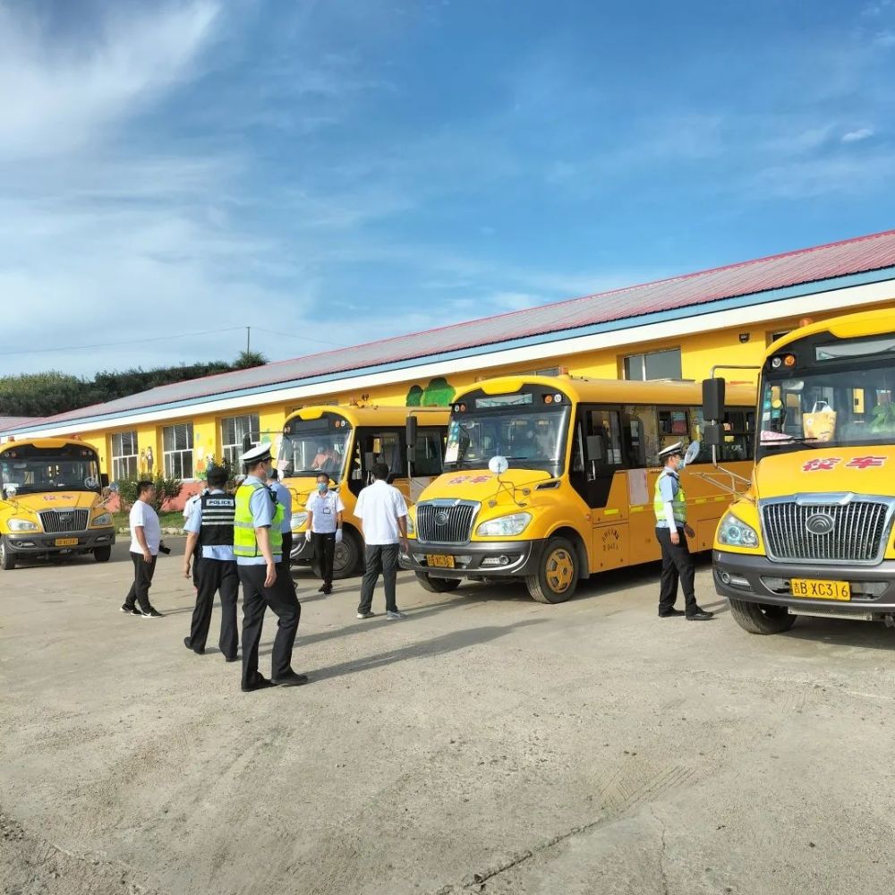 豐滿交警進(jìn)校園 給校車來個(gè)“大體檢” 豐滿交警進(jìn)校園 給校車來個(gè)“大體檢”