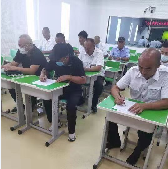 豐滿交警進(jìn)校園 給校車來個(gè)“大體檢” 豐滿交警進(jìn)校園 給校車來個(gè)“大體檢”