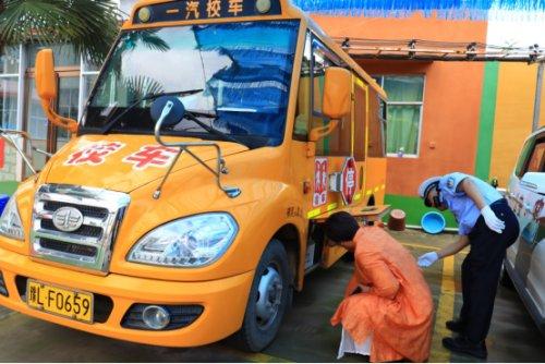 護(hù)航上學(xué)路，漯河交警開(kāi)展校車(chē)安全“大體檢”