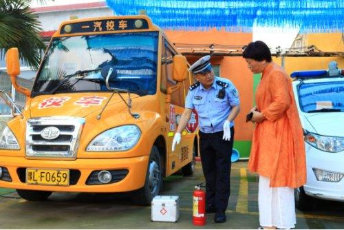 護(hù)航上學(xué)路，漯河交警開(kāi)展校車(chē)安全“大體檢”