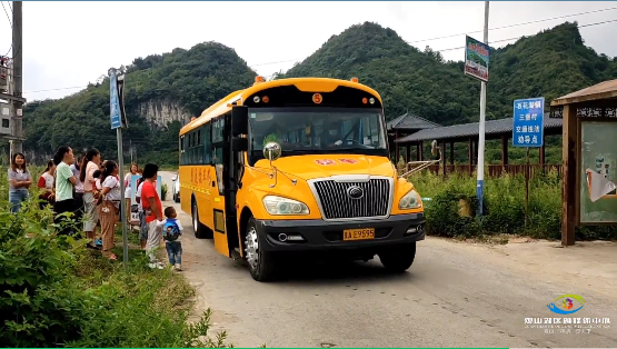 觀山湖區(qū)農(nóng)村地區(qū)首批校車正式投用/ 觀山湖區(qū)農(nóng)村地區(qū)首批校車正式投用