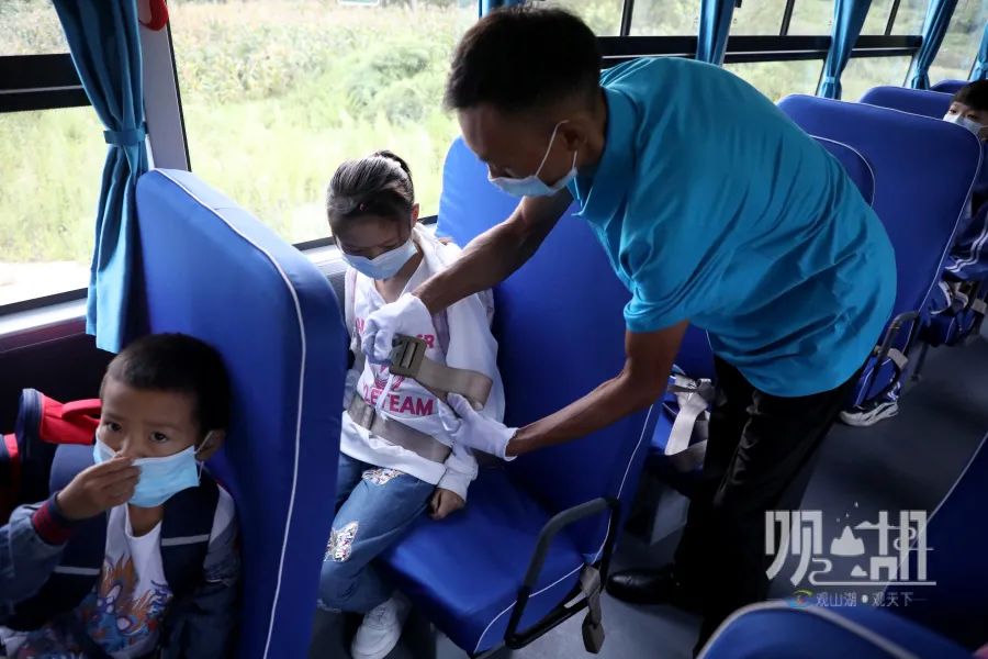 觀山湖區(qū)農(nóng)村地區(qū)首批校車正式投用/ 觀山湖區(qū)農(nóng)村地區(qū)首批校車正式投用