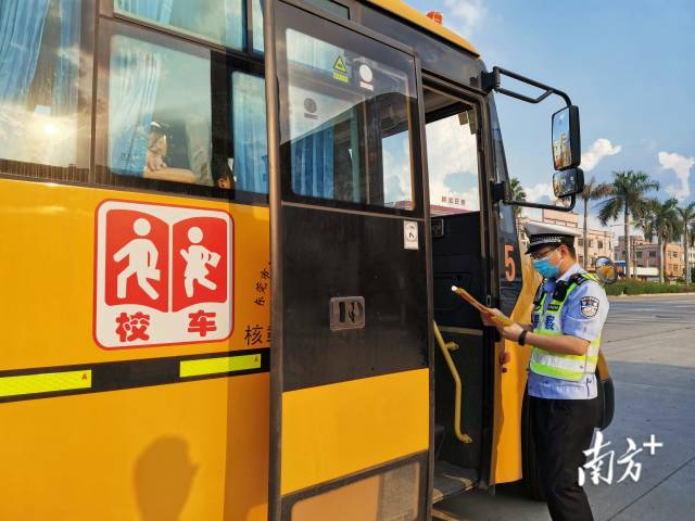 東莞交警石排大隊安排警力到轄區(qū)學校周邊路段檢查過往接送學生車輛
