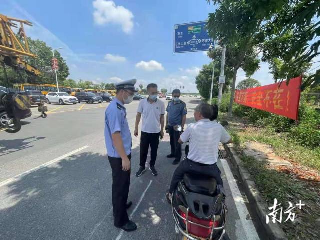 東莞交警石排大隊安排警力到轄區(qū)學校周邊路段向駕乘人員及過往群眾宣傳校車交通安全知識