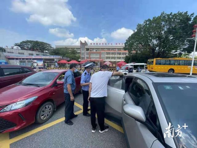 東莞交警石排大隊安排警力到轄區(qū)學校周邊路段，一邊檢查過往接送學生車輛，一邊向駕乘人員及過往群眾宣傳校車交通安全知識