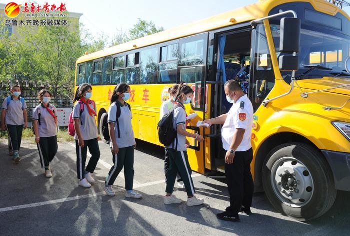 開學(xué)第一天 村里有了新校車 開學(xué)第一天 村里有了新校車