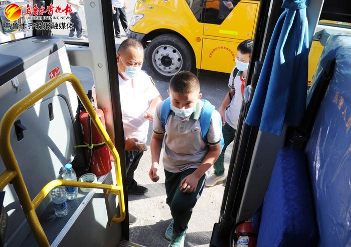 開學(xué)第一天 村里有了新校車 開學(xué)第一天 村里有了新校車