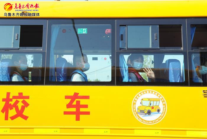 開學(xué)第一天 村里有了新校車 開學(xué)第一天 村里有了新校車