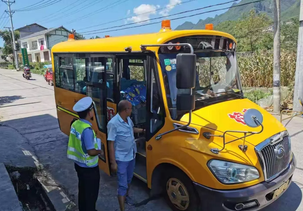 重慶交巡警加強校車和接送學(xué)生車輛安全管理/ 重慶交巡警加強校車和接送學(xué)生車輛安全管理