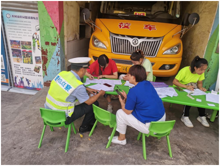 重慶交巡警加強校車和接送學(xué)生車輛安全管理/ 重慶交巡警加強校車和接送學(xué)生車輛安全管理