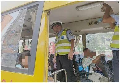 重慶交巡警加強校車和接送學(xué)生車輛安全管理/ 重慶交巡警加強校車和接送學(xué)生車輛安全管理