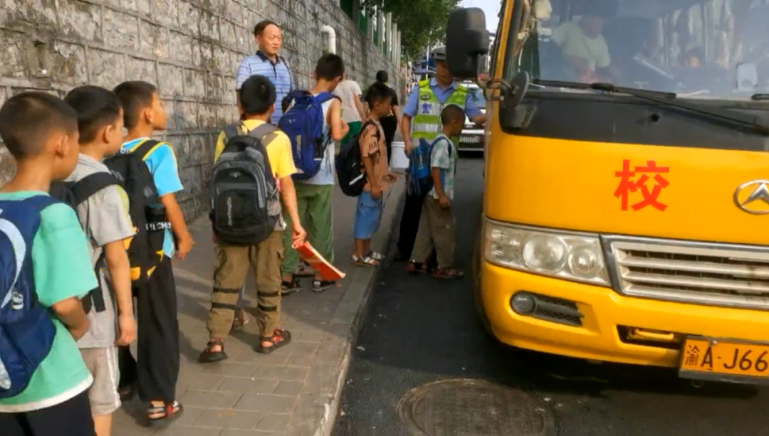 重慶交巡警加強校車和接送學(xué)生車輛安全管理/ 重慶交巡警加強校車和接送學(xué)生車輛安全管理