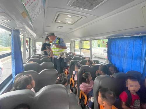 開(kāi)學(xué)了，交警蜀黍整治校車行動(dòng)不停歇