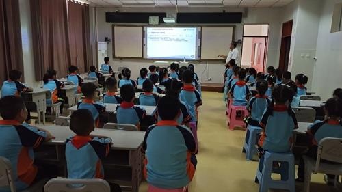 煙臺(tái)高新區(qū)第三實(shí)驗(yàn)小學(xué)組織校車安全專題知識(shí)培訓(xùn)/ 煙臺(tái)高新區(qū)第三實(shí)驗(yàn)小學(xué)組織校車安全專題知識(shí)培訓(xùn)