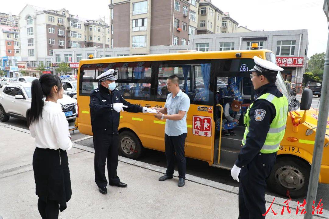 北安市公安局交警大隊開展校車安全“大體檢” 北安市公安局交警大隊開展校車安全“大體檢”