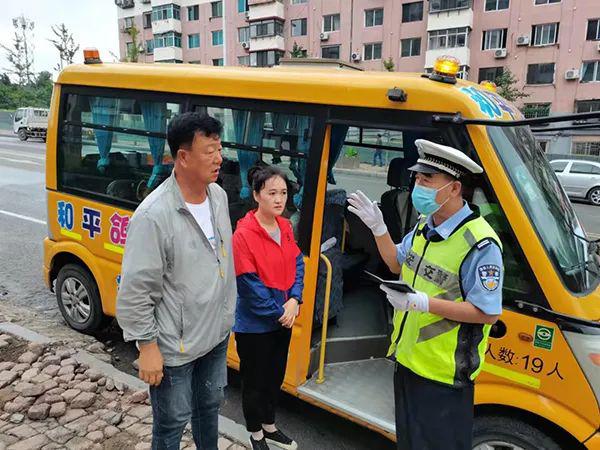 溪湖交警開(kāi)展校車(chē)檢查筑牢安全防線/ 溪湖交警開(kāi)展校車(chē)檢查筑牢安全防線