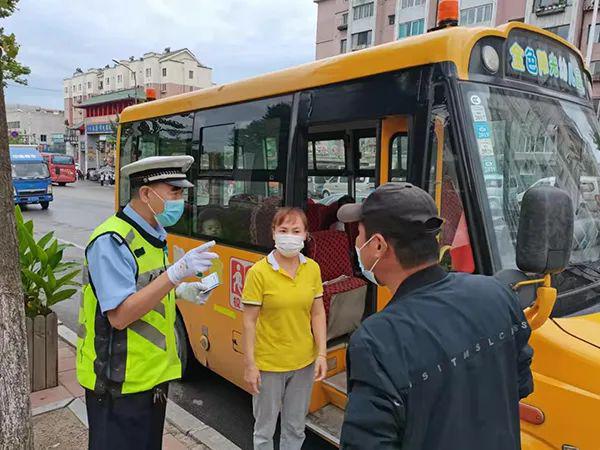溪湖交警開(kāi)展校車(chē)檢查筑牢安全防線/ 溪湖交警開(kāi)展校車(chē)檢查筑牢安全防線