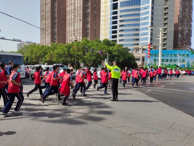 “雙減”路，庫爾勒公安交警加倍護！