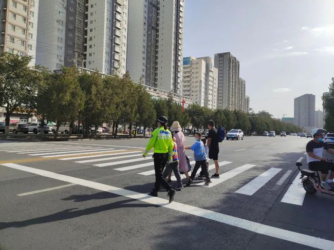 “雙減”路，庫爾勒公安交警加倍護！