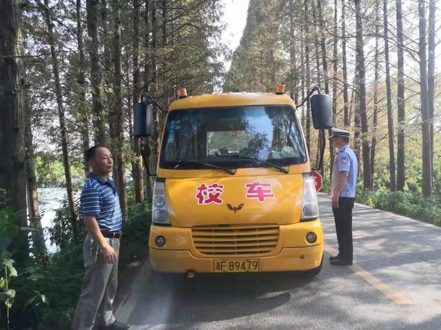屈原交警大隊(duì)聯(lián)合教育局開展校車安全大檢查/ 屈原交警大隊(duì)聯(lián)合教育局開展校車安全大檢查
