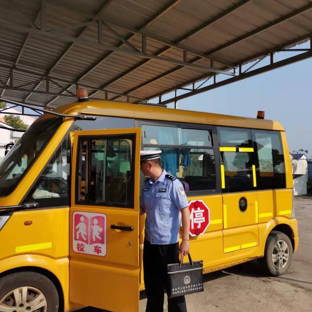 屈原交警大隊(duì)聯(lián)合教育局開展校車安全大檢查/ 屈原交警大隊(duì)聯(lián)合教育局開展校車安全大檢查