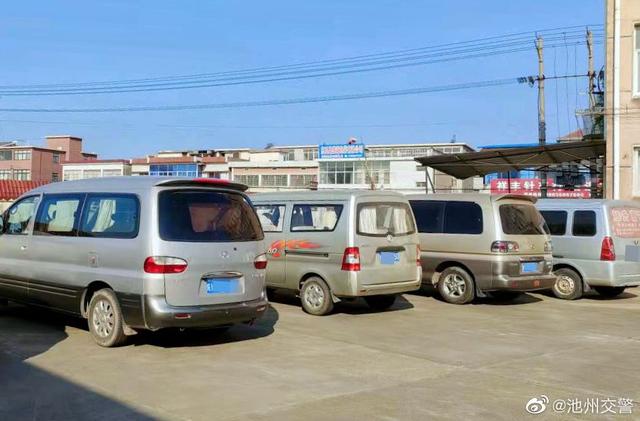 東至交警連查5輛“黑校車” 東至交警連查5輛“黑校車”