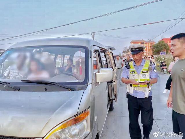 東至交警連查5輛“黑校車” 東至交警連查5輛“黑校車”