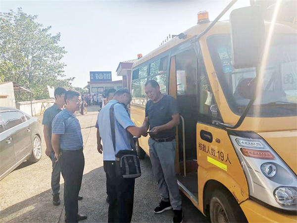 望江縣多部門聯(lián)合開展校車及接送學(xué)生車輛交通安全專項(xiàng)排查整治/ 望江縣多部門聯(lián)合開展校車及接送學(xué)生車輛交通安全專項(xiàng)排查整治