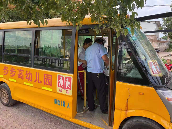 新田:開(kāi)展校車(chē)集中大檢查 11.png