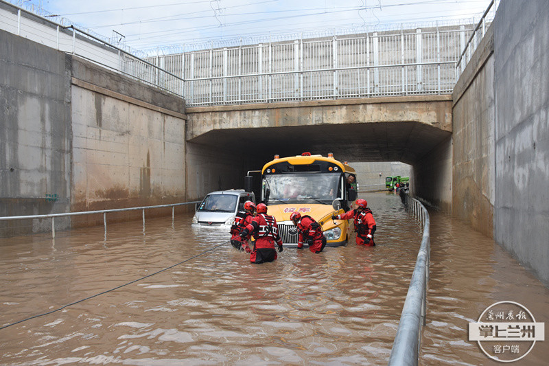 暖！強(qiáng)降雨致校車擱淺被困 慶陽消防涉水救出30余名學(xué)生