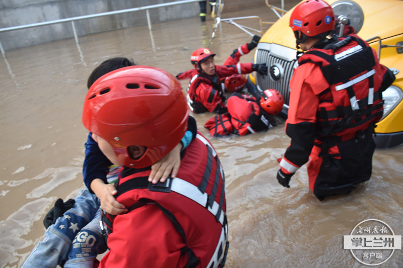 暖！強(qiáng)降雨致校車擱淺被困 慶陽消防涉水救出30余名學(xué)生