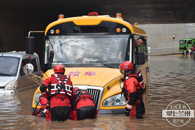 暖！強(qiáng)降雨致校車擱淺被困 慶陽消防涉水救出30余名學(xué)生