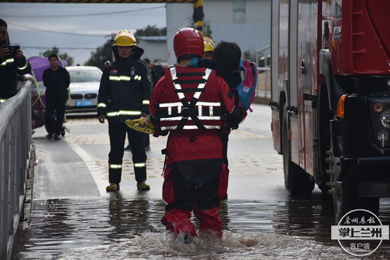 暖！強(qiáng)降雨致校車擱淺被困 慶陽消防涉水救出30余名學(xué)生