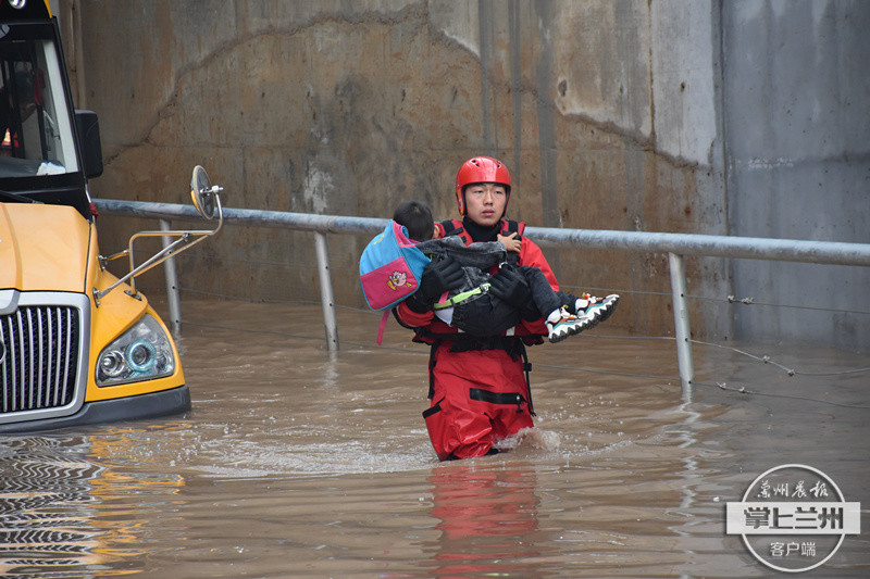 暖！強(qiáng)降雨致校車擱淺被困 慶陽消防涉水救出30余名學(xué)生