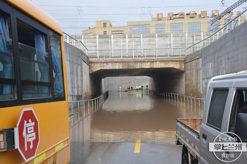 暖！強(qiáng)降雨致校車擱淺被困 慶陽消防涉水救出30余名學(xué)生