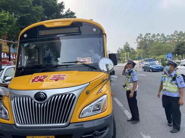 東莞交警虎門大隊(duì)聯(lián)合多部門開展校車安全檢查整治行動(dòng)/ 東莞交警虎門大隊(duì)聯(lián)合多部門開展校車安全檢查整治行動(dòng)