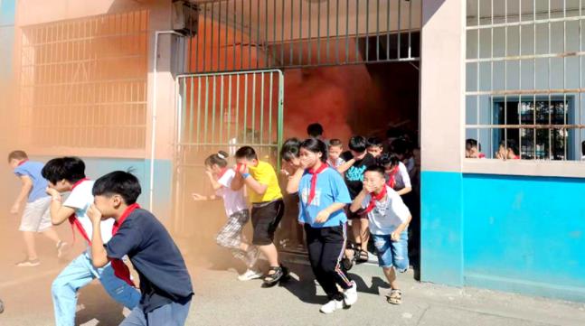 青林鄉(xiāng)中心小學(xué)開展應(yīng)急疏散演練，筑牢校園安全防線