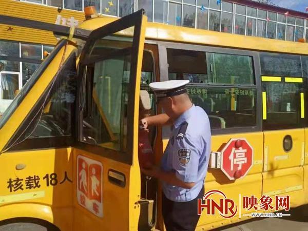 舞陽(yáng)公安加強(qiáng)校車安全管理 確保校車“健康”運(yùn)營(yíng) 舞陽(yáng)公安加強(qiáng)校車安全管理 確保校車“健康”運(yùn)營(yíng)