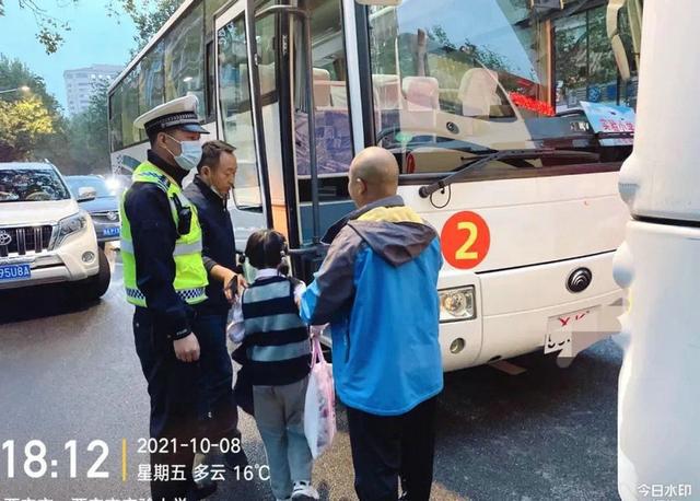 6點(diǎn)半問題 西安交警解決家長學(xué)校煩心事