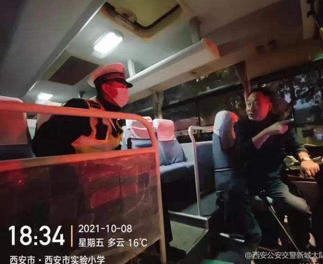 6點(diǎn)半問題 西安交警解決家長學(xué)校煩心事