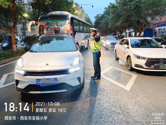 6點(diǎn)半問題 西安交警解決家長學(xué)校煩心事