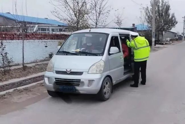 減量控大 | 大慶交警整治超員“零容忍” 減量控大 | 大慶交警整治超員“零容忍”