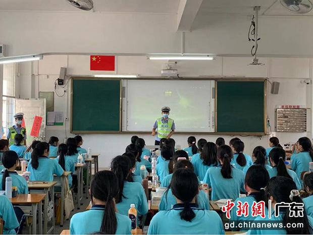 連州交警在交通安全課堂上給學(xué)生講解交通安全知識(shí)