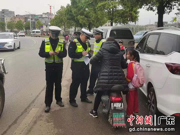 連州交警進(jìn)行交通安全檢查