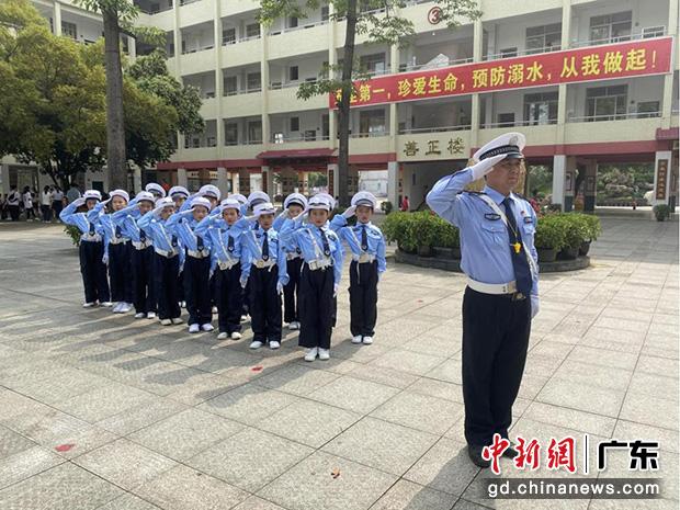 連州交警在轄區(qū)校園開(kāi)展“少年交警隊(duì)”活動(dòng)