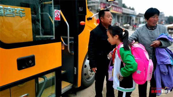 良莊鎮(zhèn)中心小學(xué)開通 3 輛校車 學(xué)生上下學(xué)安全又溫暖