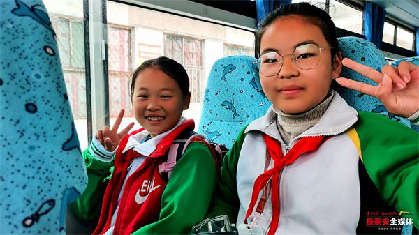 良莊鎮(zhèn)中心小學(xué)開通 3 輛校車 學(xué)生上下學(xué)安全又溫暖