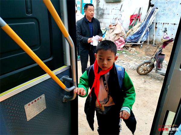 良莊鎮(zhèn)中心小學(xué)開通 3 輛校車 學(xué)生上下學(xué)安全又溫暖
